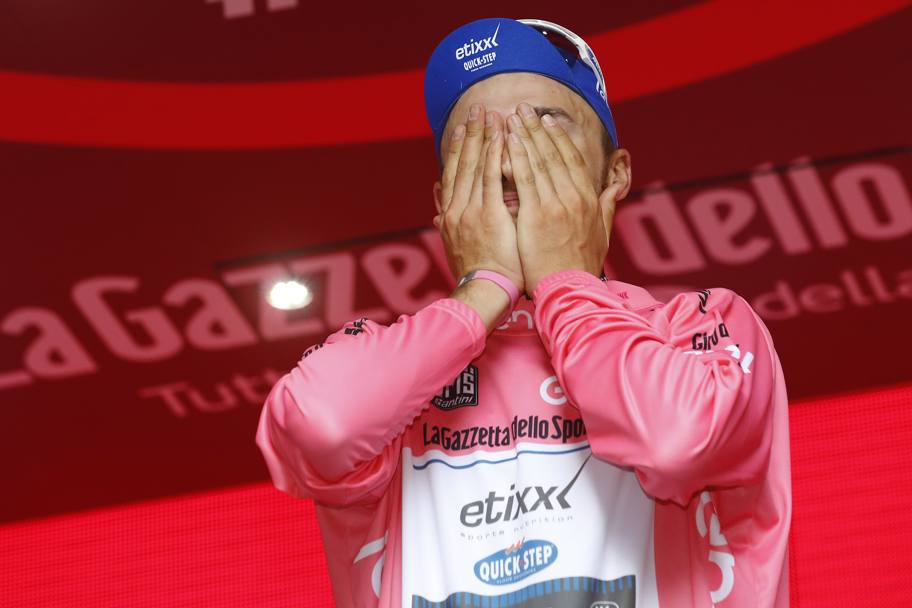 Mani sul volto, incredulo: quel sogno chiamato maglia rosa, per Gianluca Brambilla, ora  realt. Bettini